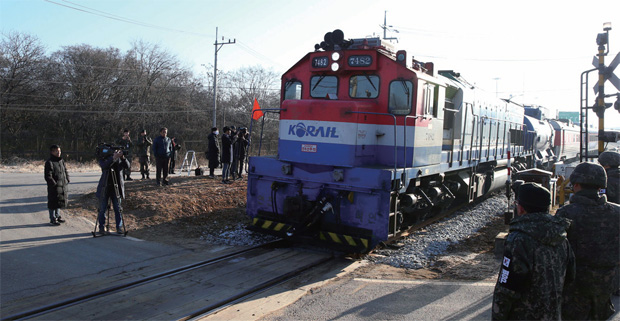 남북 공동철도조사단을 태운 열차가 11월 30일 경의선 철도통문 안으로 들어가고 있다.