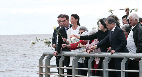 11월 28일 도착 후 첫 일정으로 아르헨티나 국립역사기념공원을 방문한 문재인 대통령과 김정숙여사