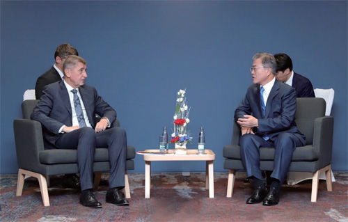 안드레아 바비시 체크 총리와 회담 중인 문재인 대통령