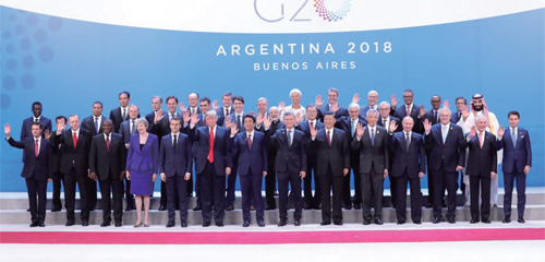 문재인 대통령이 지난 11월 30일(현지시간) 부에노스아이레스 코스타 살게로 센터에서 열린 G20 정상회의에서 각국 정상들과 기념촬영하고 있다.