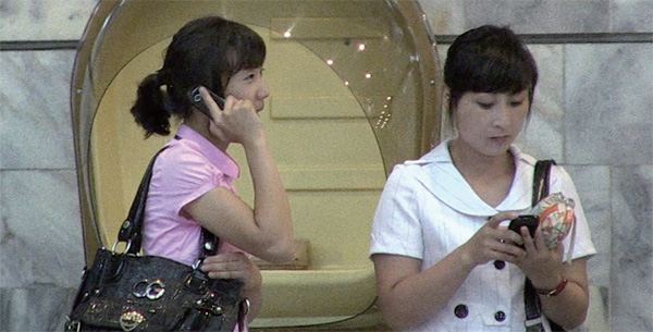 북한 평양 시내에서 주민들이 휴대전화를 사용하고 있다.