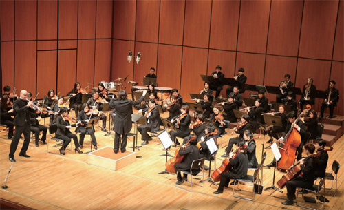 조현남이 지휘하는 프리모 오케스트라가 2017년 1월 21일 관악문화관 대공연장에서 정기 연주회를 개최하는 장면