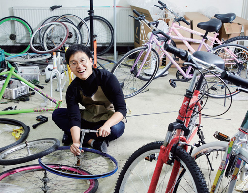 오영열 대표가 서울 은평구에 있는 자전거 수리 공간에서 포즈를 취하고 있다.