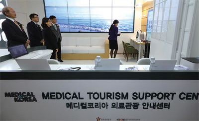 지난 12월 18일 인천국제공항 제1터미널에서 열린 메디컬코리아 의료관광 안내센터 개소식 참석자들이 부스를 둘러보고 있다.