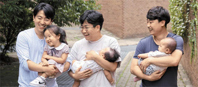 경기 성남시 분당구 한 주택가에서 휴직 중인 아빠 세 명이 아이를 안고 있다.
