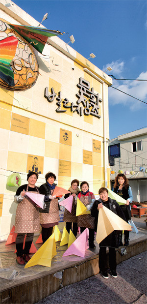 경기 파주시 법원읍에서는 한반도 평화를 기원하는 ‘평화의 빛’ 점등식이 열린다. 점등식에 쓸 등을 만든 전통 공방의 박미희 대표(앞줄 맨 앞)와 주민들