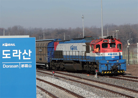 남북 철도공동조사에 나섰던 우리측 열차가 12월 18일 경기도 파주 도라산역으로 들어서고 있다.