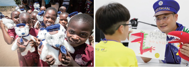1 탄자니아 북부 킬리만자로의 어린이들에게 선물한 고마 인형 2 아이에게 인형을 선물하는 박성일 대표