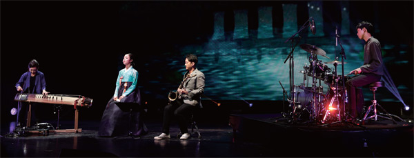 국악 공연 그룹 블랙스트링이 지난 10월 14일 열린 ‘한·프랑스 우정의 콘서트’에서 아리랑을 연주하고 있다.