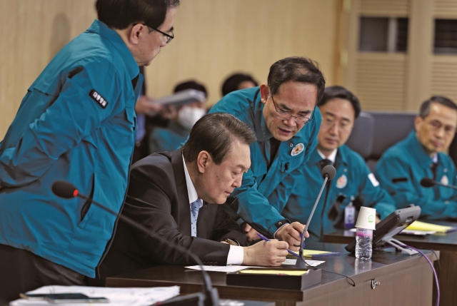 북한의 탄도미사일 발사와 관련 윤석열 대통령이 11월 2일 서울 용산 대통령실 청사 국가위기관리센터에서 긴급 국가안전보장회의(NSC)를 주재하고 있다.│대통령실