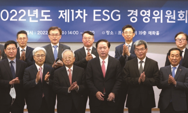 지난 5월 18일 서울 프레스센터에서 열린 경총 제1차 ESG 경영위원회에서 손경식 회장(앞줄 왼쪽 세번째)등이 기념촬영을 하고 있다. | 연합