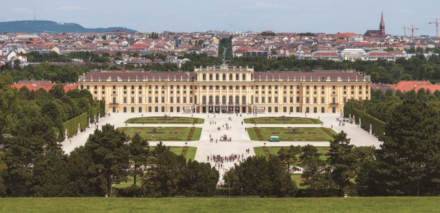 오스트리아에서 가장 큰 궁전이자 오스트리아 제국의 여름 별궁이었던 쇤브룬 궁전 ©Thomas Wolf, www.foto-tw.de 