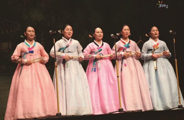 진도아리랑 축제에서 한복을 차려입은 공연자들이 아리랑을 합창하고 있다.│진도군