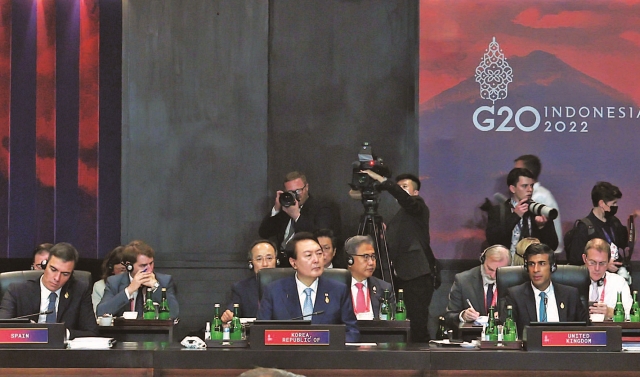 윤석열 대통령과 각국 정상들이 11월 15일 인도네시아 발리 캠핀스키호텔에서 열린 주요 20개국(G20) 정상회의에 참석하고 있다. | 한겨레