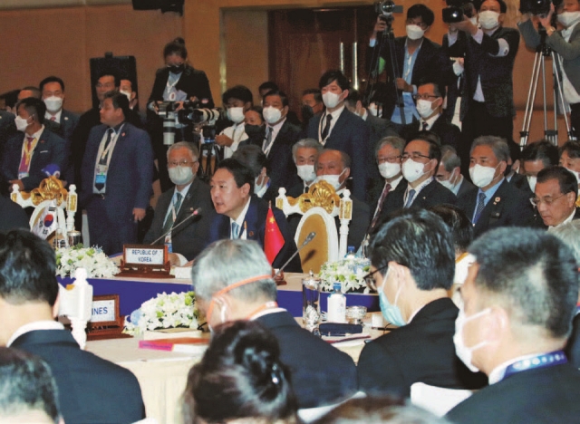 윤석열 대통령이 11월 12일 캄보디아 프놈펜에서 열린 아세안+3 정상회의에서 발언하고 있다. | 대통령실사진기자단
