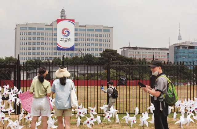 서울 용산 대통령 집무실 남쪽의 용산공원을 시민들이 둘러보고 있다.│문화체육관광부