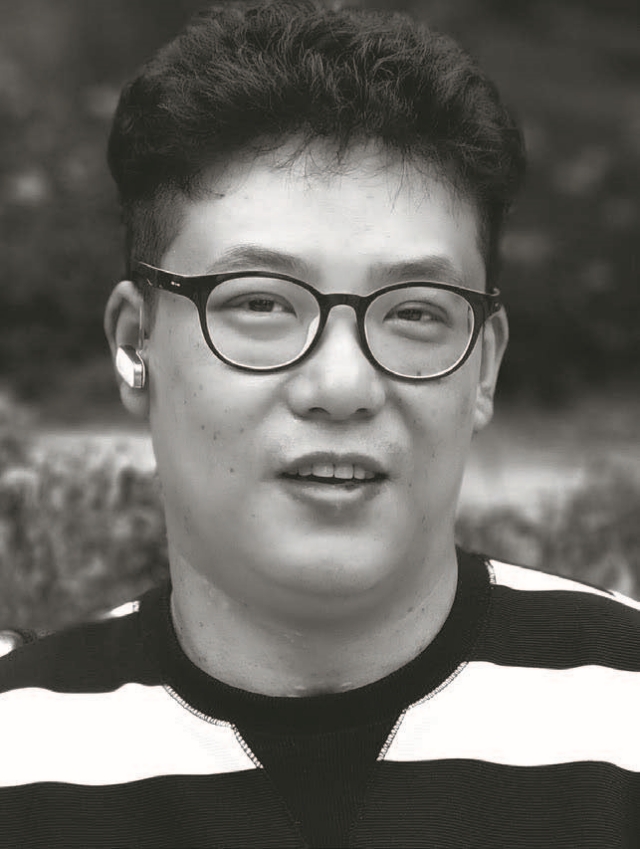 세계구족화가협회, 한국장애인미술협회 회원으로 대한민국 환경미술대전 입선, 대한민국 장애인 미술대전 특선 등을 수상했다.