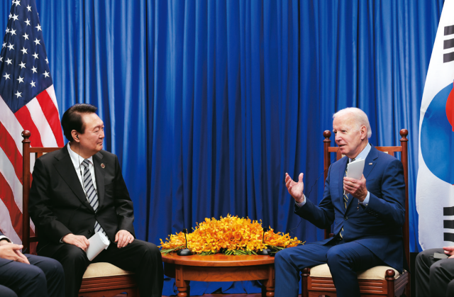 윤석열 대통령이 11월 13일 조 바이든 미국 대통령과 정상회담을 하고 있다. | 연합
