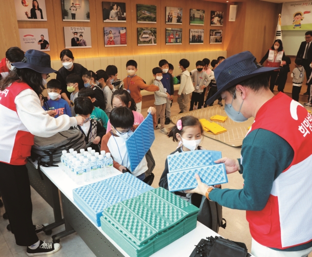 11월 10일 서울 마포구 희망브리지 전국재해구호협회에서 열린 2022 세이크아웃 코리아에서 어린이들이 지진 대응훈련을 하고 있다. | 문화체육관광부