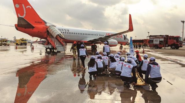 김포공항에서 진행된 항공기 사고 위기대응 훈련 화재 진압 및 인명구조 훈련 모습 | 한국공항공사 