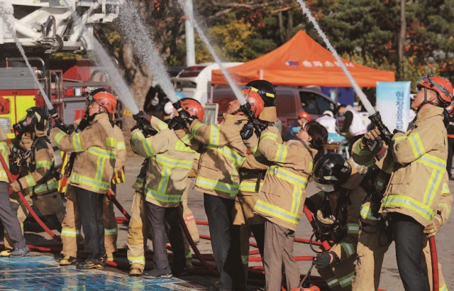 11월 16일 오후 서울 송파구 올림픽공원 케이스포돔에서 소방대원들이 가상 화재 진압을 위해 물을 뿌리고 있다. | 문화체육관광부