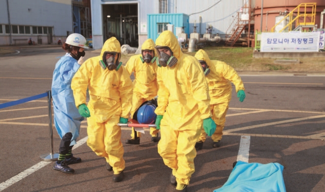 한국서부발전 서인천발전본부에서 시행된 &lsquo;재난대응 안전한국훈련&rsquo;에서 암모니아 가스 누출에 따른 대응 훈련 모습 | 한국서부발전