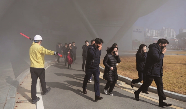 2022 안전한국훈련을 시행 중인 한국전기안전공사 임직원들 | 한국전기안전공사