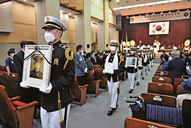 6월 29일 국립서울현충원에서 거행된 6·25전쟁 전사자 발굴 유해 합동안장식에서 장병들이 영정과 영현을 봉송하고 있다.│육군