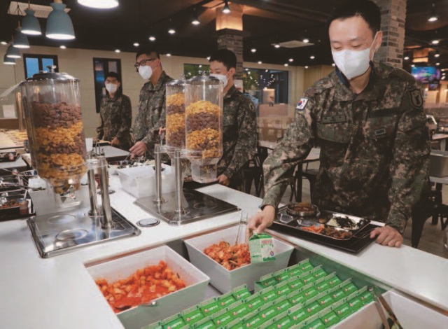 육군 32사단 장병들이 뷔페식으로 운영되는 ‘더 좋은 병영식당’에서 자율 배식을 하고 있다.│국방부