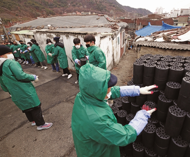 성균관대 학생들과 관계자들이 서울의 한 마을에서 사랑의 연탄 나눔 봉사를 하고 있다. | 한겨레