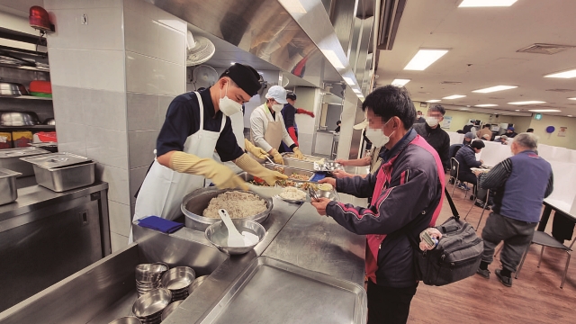 서울특별시립·대한성공회 다시서기종합센터는 매일 점심과 저녁마다 300여 명의 노숙인들에게 무료로 급식을 제공하고 있다. 