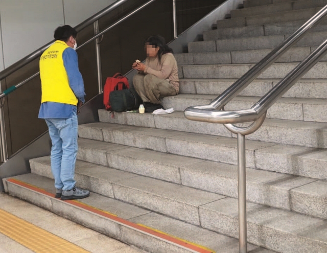 서울특별시립·대한성공회 다시서기종합지원센터가 서울역과 서울역광장 등지에서 노숙인을 대상으로 아웃리치(찾아가는 상담) 활동을 하고 있다. | 다시서기종합지원센터