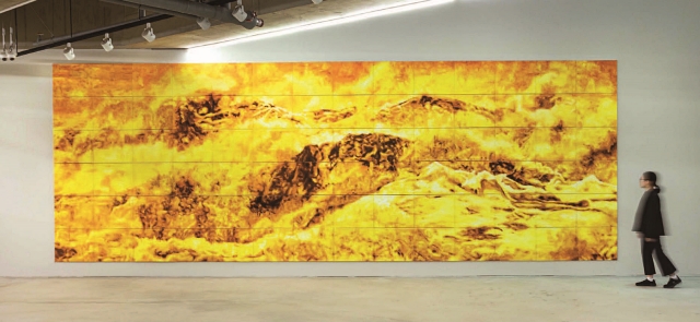 홍순명, &lsquo;바다&ndash;태풍&rsquo;, 캔버스에 유채, 300&times;840cm, 2021(사비나미술관 전시 광경, 사진 제공 사비나미술관