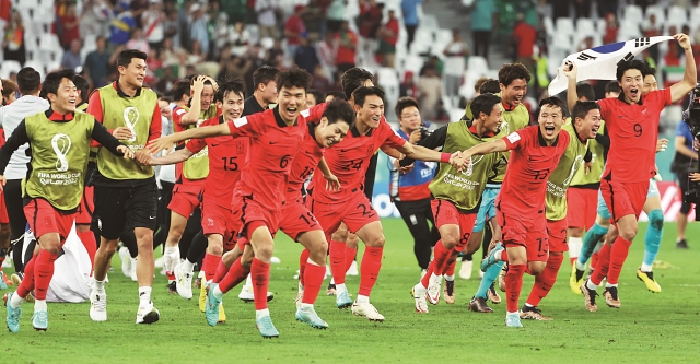 한국 축구대표팀 선수들이 카타르 알라이얀의 에듀케이션 시티 스타디움에서 열린 2022 카타르월드컵 조별리그 3차전 포르투갈과 경기에서 2-1로 이기고 16강 진출에 성공한 뒤 기뻐하고 있다.│연합