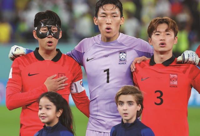 12월 6일 열린 16강전에 앞서 손흥민, 김승규, 김진수가 애국가를 부르고 있다.│연합