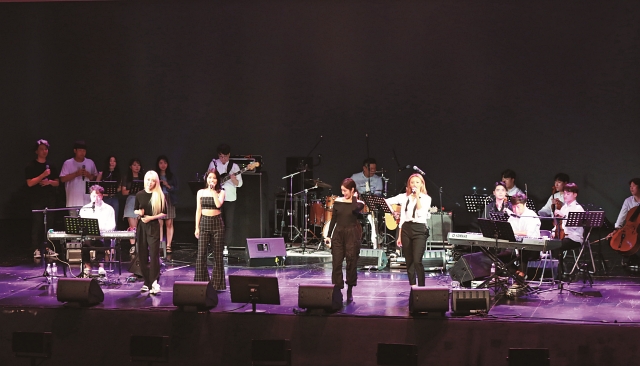 밴드 ‘이층버스’는 가수와 청각장애 어린이들을 초청해 매년 세 차례 정기공연을 열어 후원금을 마련한다. 2019년 그룹 마마무와 함께한 공연