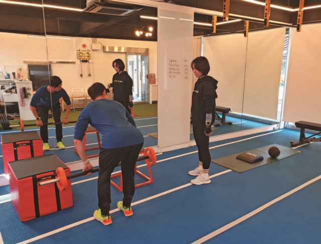 장애인과 비장애인 누구나 쉽고 재미있게 생활체육을 배울 수 있는 운동 공간 ‘이퀄컴퍼니’에서 김기석 대표가 운동 지도를 하고 있다. 