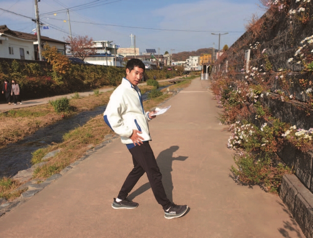 충남 공주 제민천에서 김기석 대표가 안다치고 바르게 달리는 방법을 설명하고 있다.