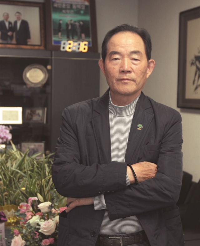 박무근 미광전업 대표가 그의 사무실에서 포즈를 취했다.
