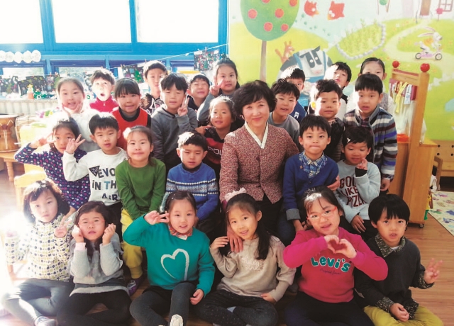 이순옥 씨는 경기 김포시 집 근처 유아교육기관에서 일주일에 3회씩 어린이들에게 이야기를 들려주고 있다.│이순옥