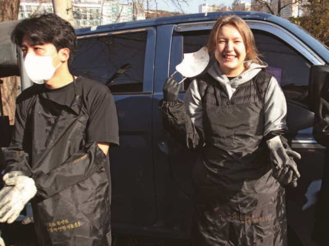 우크라이나에서 온 대학원생 크리스 씨(오른쪽)