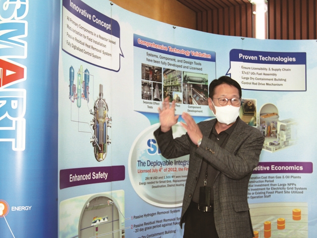 이태호 SMART 개발단장이 대전 유성구 덕진동 한국원자력연구원 SMART-ITL 전용시험동에서 스마트 원자로 개념을 설명하고 있다.