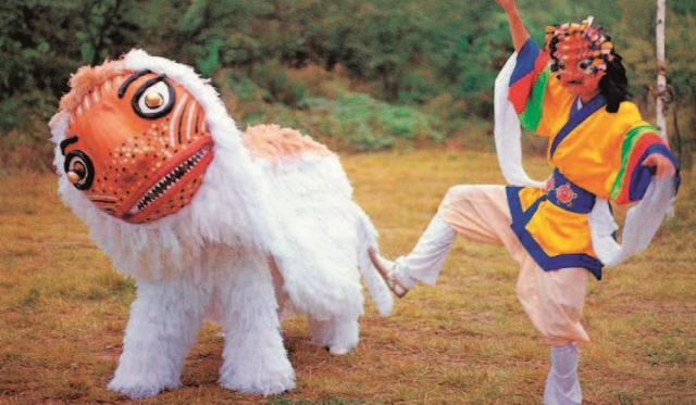 봉산탈춤 공연에서 사자(왼쪽)와 마부가 극에 맞춰 호흡을 맞추며 신명 나게 춤을 추고 있다.│ 문화재청