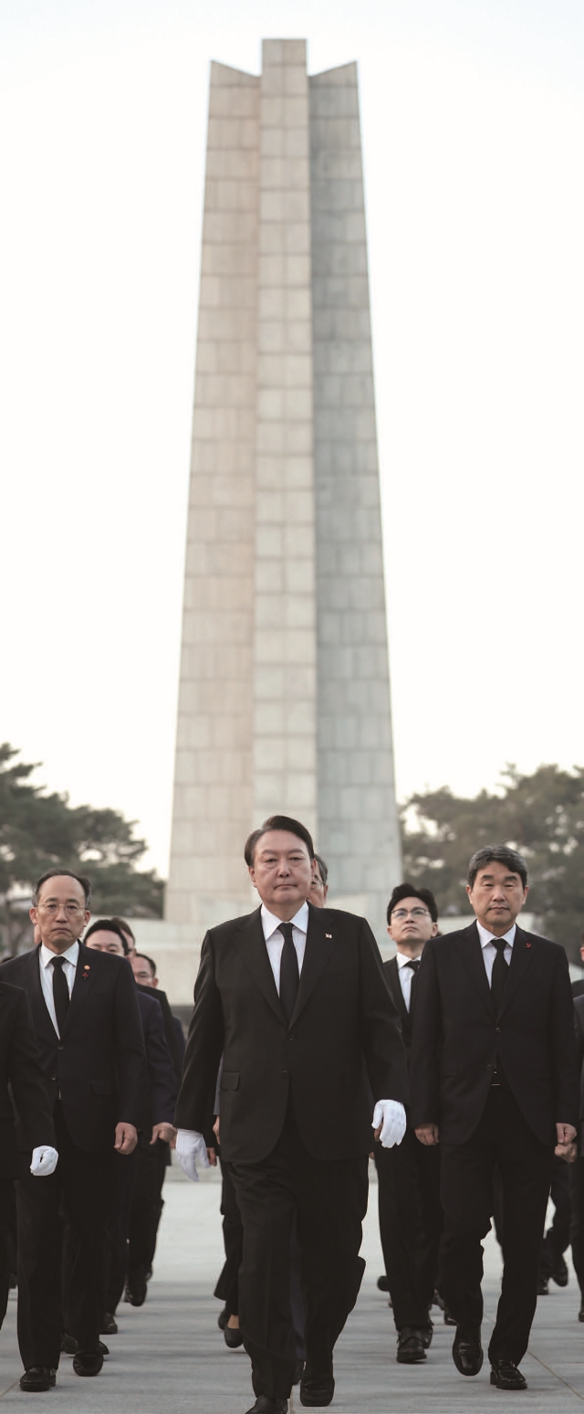 윤석열 대통령이 계묘년 새해 첫날인 1월 1일 서울 동작구 국립서울현충원을 찾아 참배한 뒤 이동하고 있다. 사진 대통령실