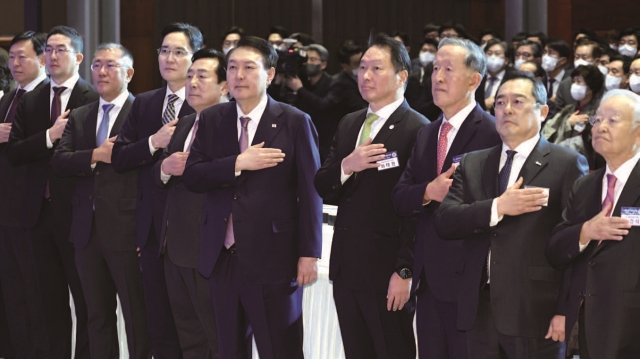 1월 2일 ‘2023년 경제계 신년인사회’에 참석한 윤 대통령과 경제계 인사들이 국기에 대한 경례를 하고 있다. 사진 대통령실