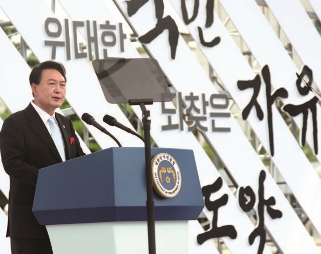 윤석열 대통령이 2022년 8월 15일 서울 용산 대통령실 잔디마당에서 열린 제77주년 광복절 경축식에서 경축사를 하고 있다. 사진 뉴시스