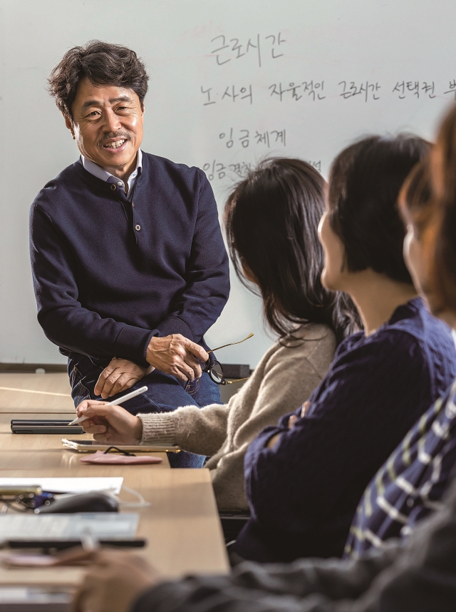 1월 2일 권순원 숙명여대 경영학부 교수가 노동개혁의 큰 틀에 대해 설명하고 있다. 사진 C영상미디어