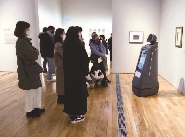 국립현대미술관 이중섭특별전에서 큐아이가 관람객에게 작품해설을 하고 있다.