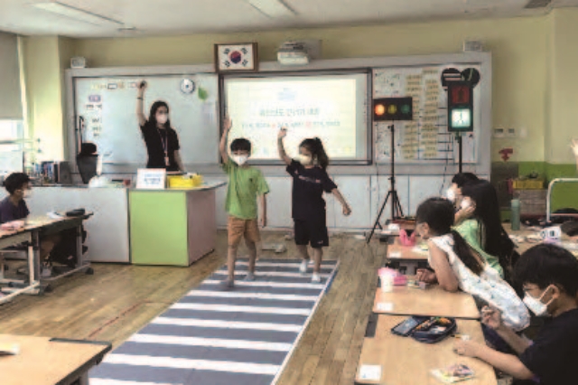 매월 2회 진행되는 찾아가는 교통안전 체험버스. 사진은 횡단보도이용법 수업 모습. 