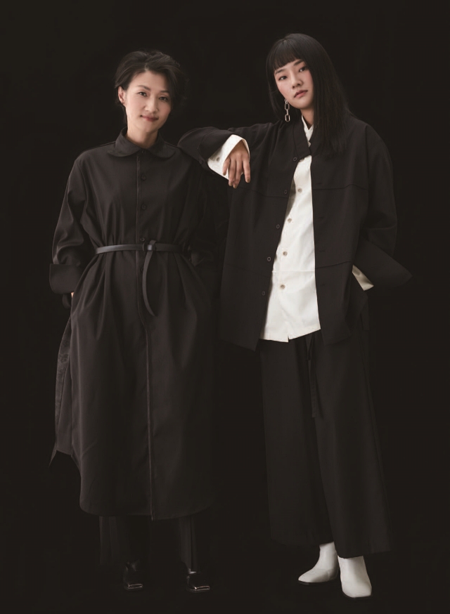 신한복 브랜드 ‘71to96’의 의상을 입고 있는 어머니 유현화 디자이너와 딸 김예린 대표. 사진 71to96
